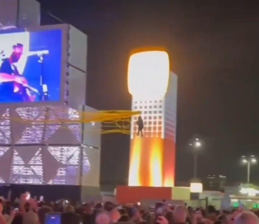 Uma pessoa se enrosca em material preso no cabo da tirolesa no show do OneReplublic no Rock in Rio 2024 Uma pessoa se enrosca em material preso no cabo da tirolesa no show do OneReplublic no Rock in Rio 2024