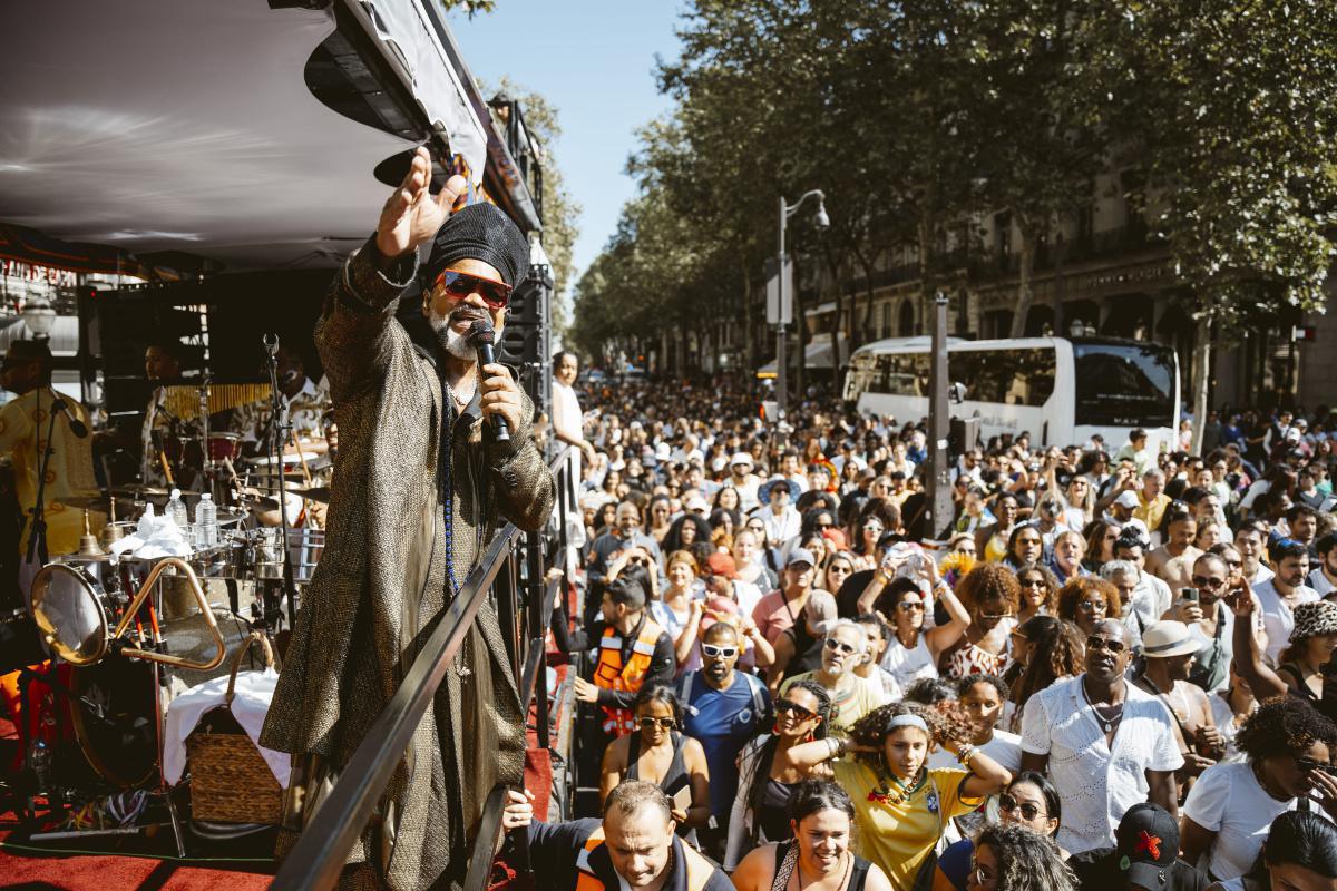 Lavagem de Madeleine: Carlinhos Brown Atrai Multidão em Paris Neste Domingo (15) Lavagem de Madeleine: Carlinhos Brown Atrai Multidão em Paris Neste Domingo (15)
