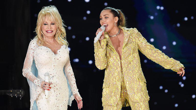 Dolly Parton e Miley Cyrus descobrem que são parentes de sangue Dolly Parton e Miley Cyrus descobrem que são parentes de sangue