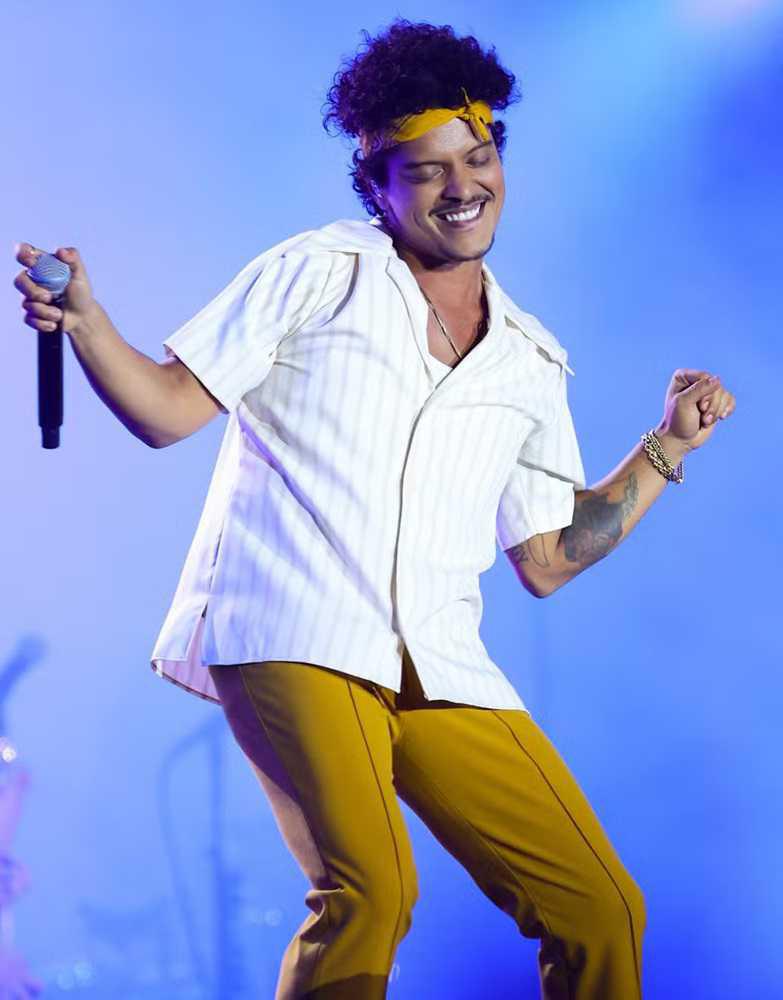 Livre na área! Bruno Mars está oficialmente solteiro e afirma: "Tô facinho!" Livre na área! Bruno Mars está oficialmente solteiro e afirma: "Tô facinho!"