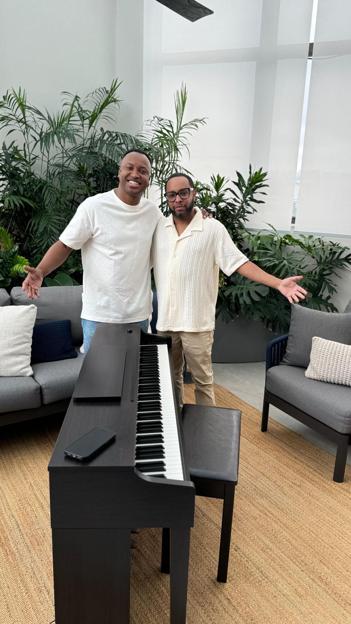 Thiaguinho recebe em casa famoso tecladista de Bruno Mars, o americano John Fossitt Thiaguinho recebe em casa famoso tecladista de Bruno Mars, o americano John Fossitt