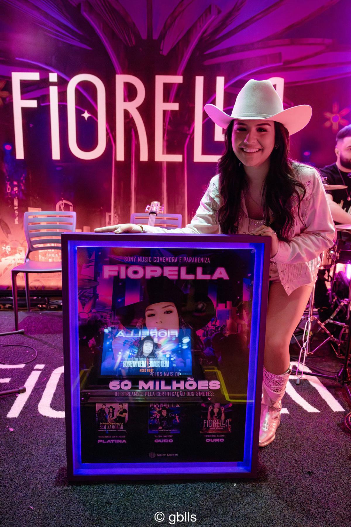 Fiorella recebe certificação de Platina e Ouro duplo em dia de lançamento 