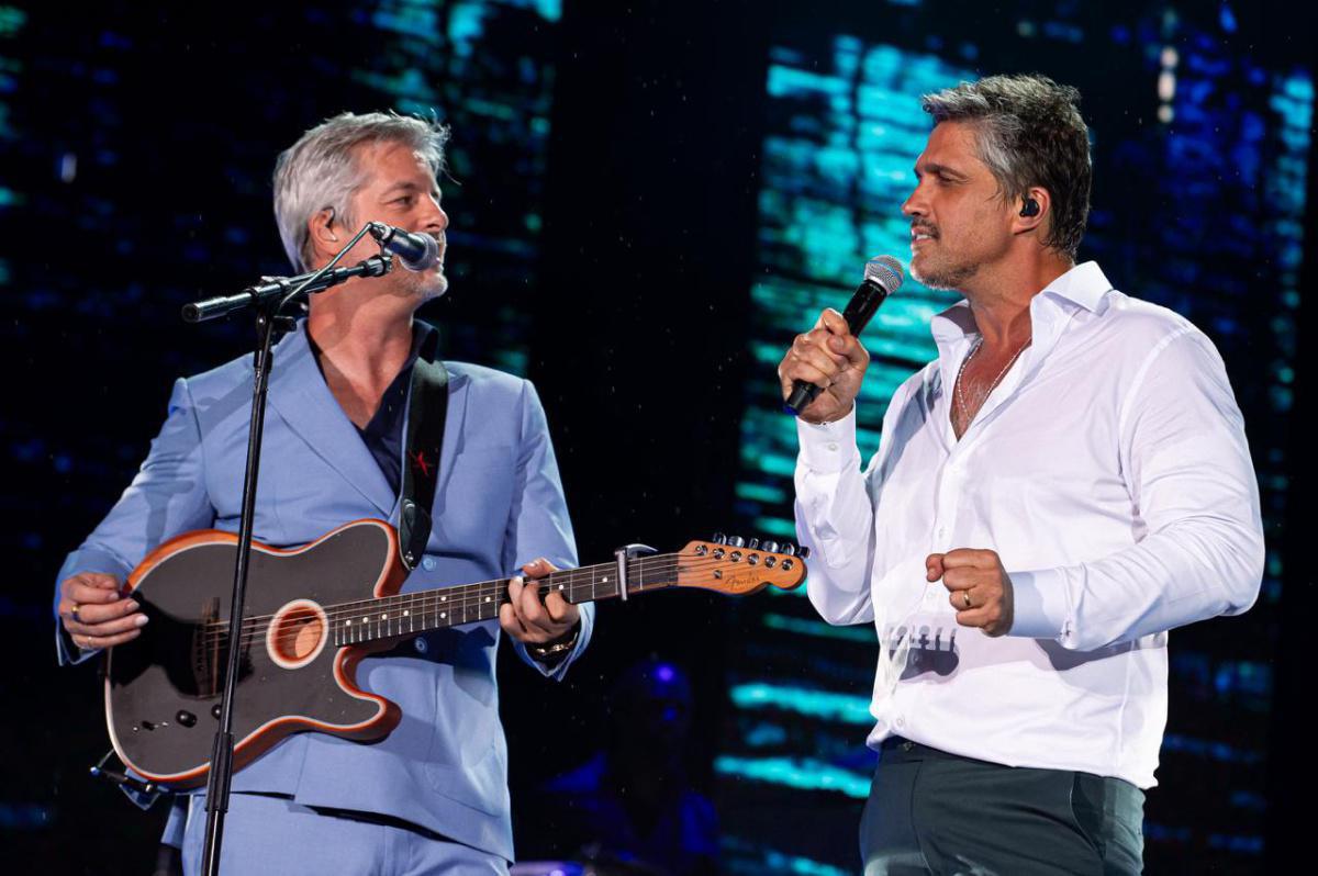 Victor & Leo rebatem fake news sobre fim da dupla e ampliam turnê para 120 shows Victor & Leo rebatem fake news sobre fim da dupla e ampliam turnê para 120 shows