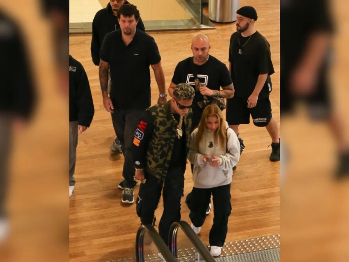Flávia Saraiva e MC Cabelinho são flagrados juntos em shopping após negarem romance Flávia Saraiva e MC Cabelinho são flagrados juntos em shopping após negarem romance