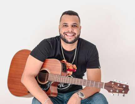 Cantor Vinis é atração do "Som na Praça" até novembro, no Paulínia Winner Mall Shopping