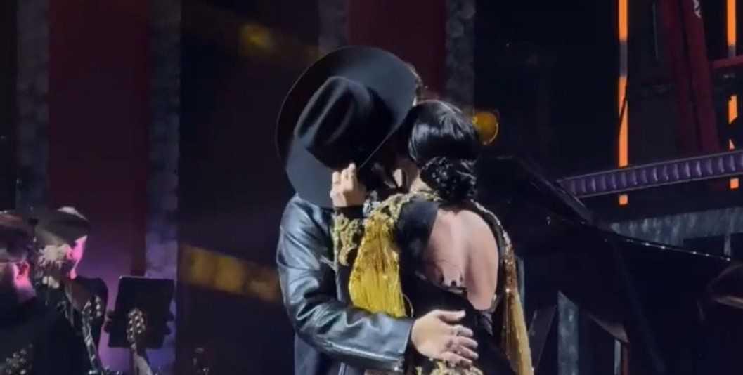 Gustavo Mioto e Ana Castela protagonizam beijão durante gravação de DVD em SP Gustavo Mioto e Ana Castela protagonizam beijão durante gravação de DVD em SP