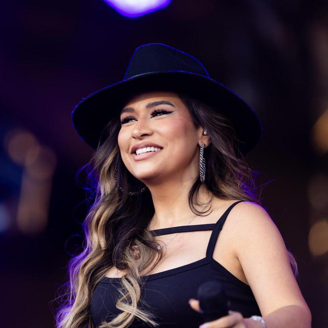 Simone Mendes libera guia de música inédita e aquece fãs para a gravação do DVD "Cantando Sua História 2" Simone Mendes libera guia de música inédita e aquece fãs para a gravação do DVD "Cantando Sua História 2"