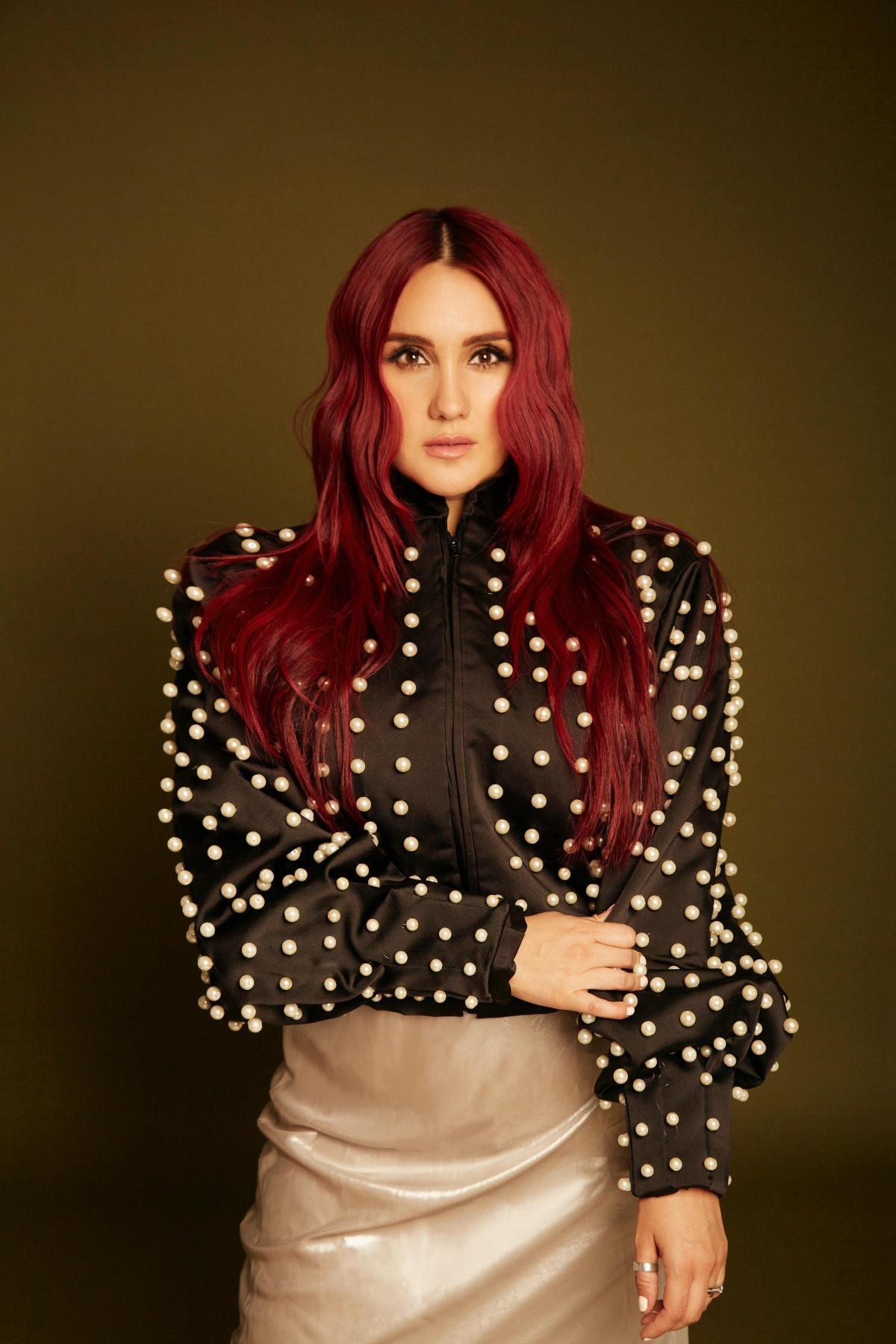 Dulce María retoma carreira solo e anuncia single com cantor español Beret Dulce María retoma carreira solo e anuncia single com cantor español Beret