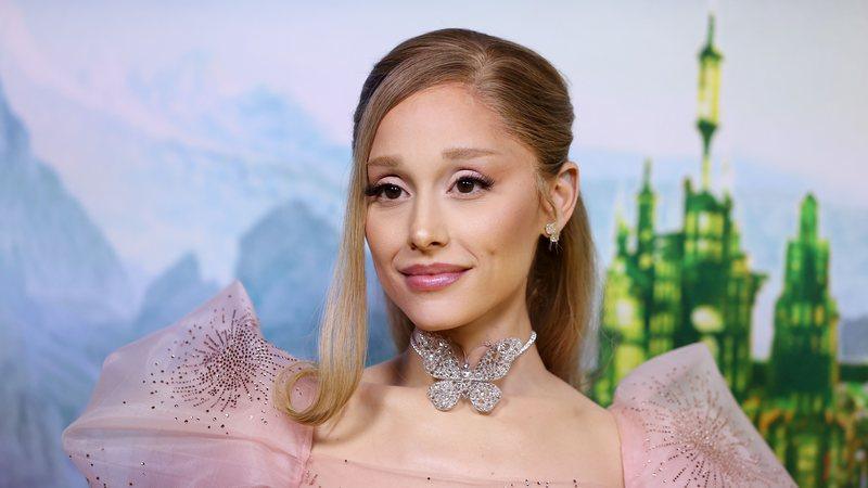 Vídeo de Ariana Grande cantando com fã no trânsito viraliza na internet; confira