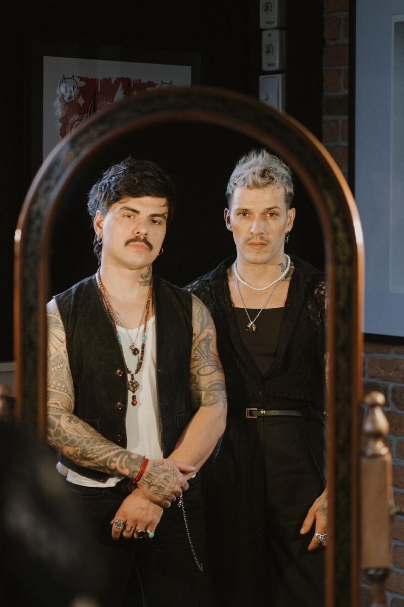 Duoderiz & The Flame Orchestra lança "Calor", o 5º e último single do EP "Entre/Laços", nesta sexta (22) Duoderiz & The Flame Orchestra lança "Calor", o 5º e último single do EP "Entre/Laços", nesta sexta (22)