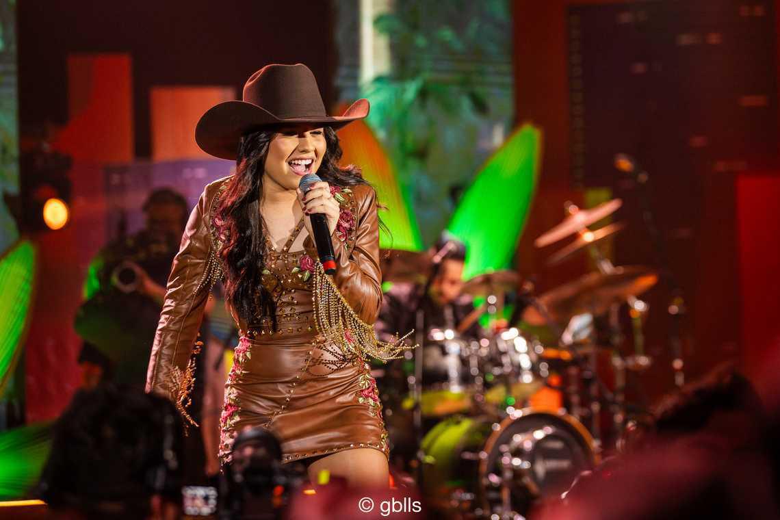 Fiorella lança "Melhores Estranhos", seu novo single Fiorella lança "Melhores Estranhos", seu novo single