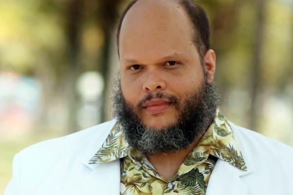 Ed Motta se desculpa após demitir funcionário durante show Ed Motta se desculpa após demitir funcionário durante show