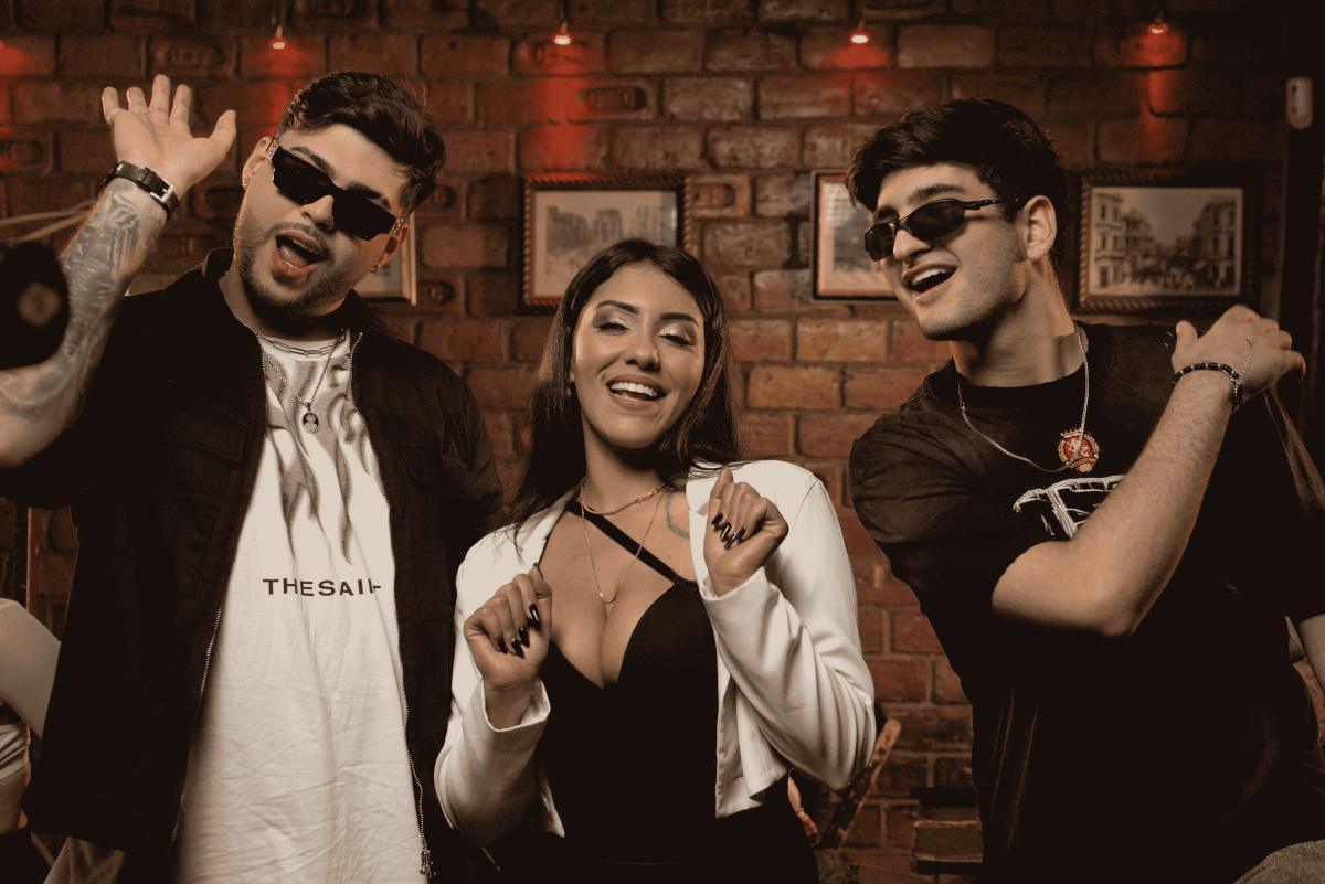 DJ Lelis grava clipe de "Surfando na Onda (Tropa do Lelis)", com Kadu Martins e Mc Thaizinha DJ Lelis grava clipe de "Surfando na Onda (Tropa do Lelis)", com Kadu Martins e Mc Thaizinha