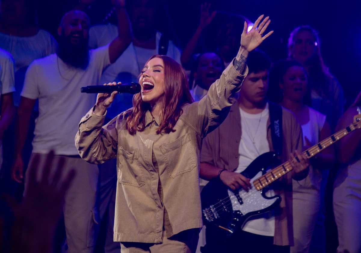 Em São Paulo, Julliany Souza emociona público na gravação de "A Maior Honra" Em São Paulo, Julliany Souza emociona público na gravação de "A Maior Honra"