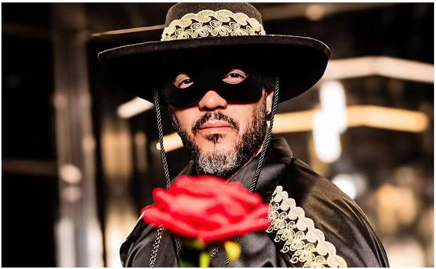 Belo se veste de Zorro em festa temática de cruzeiro: 'Lutando por amor Belo se veste de Zorro em festa temática de cruzeiro: 'Lutando por amor