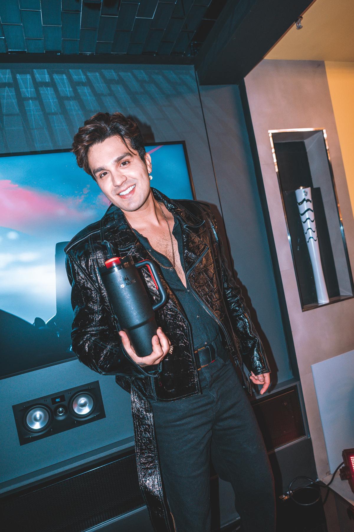 Luan Santana celebra 15 anos de “Meteoro” com lançamento de copos personalizados em collab com a Stanley Luan Santana celebra 15 anos de “Meteoro” com lançamento de copos personalizados em collab com a Stanley