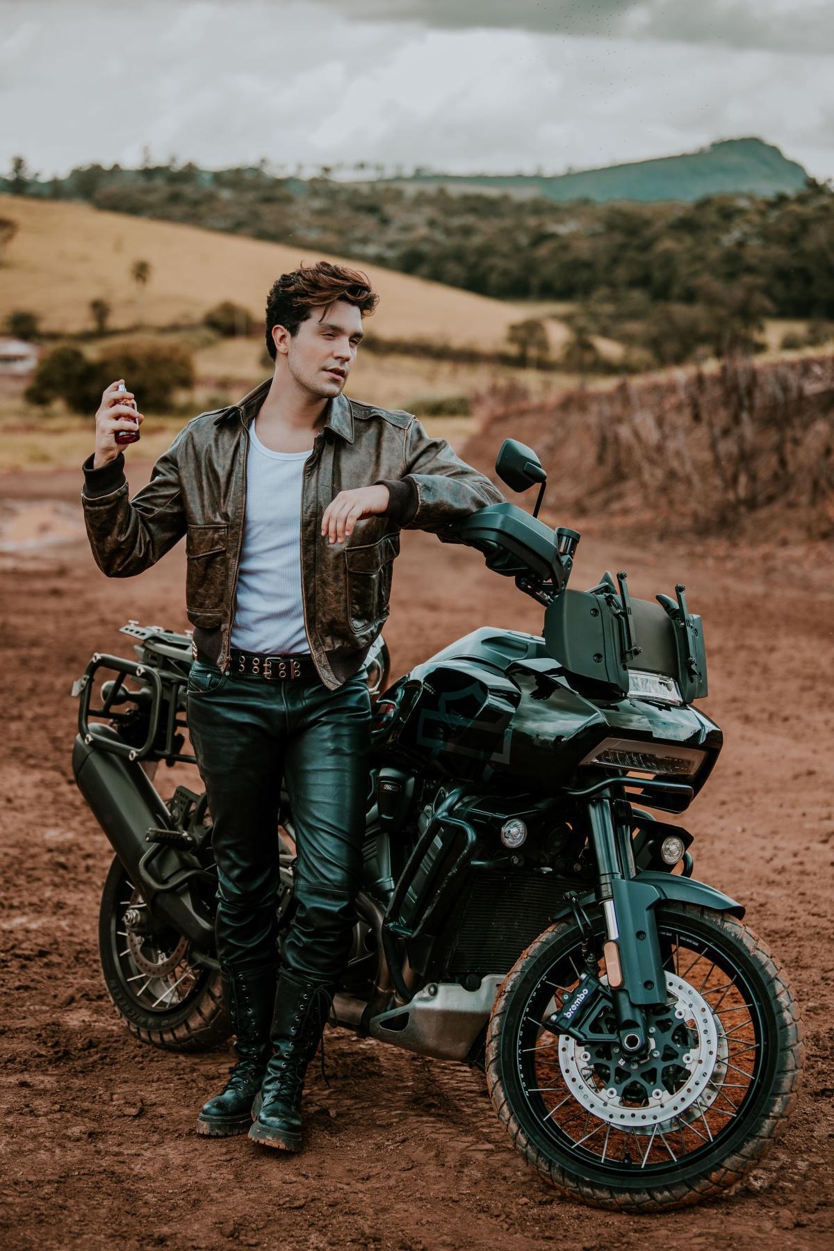 Luan Santana lança perfume autoral "LA TIERRA" com fragrâncias inspiradas na natureza Luan Santana lança perfume autoral "LA TIERRA" com fragrâncias inspiradas na natureza