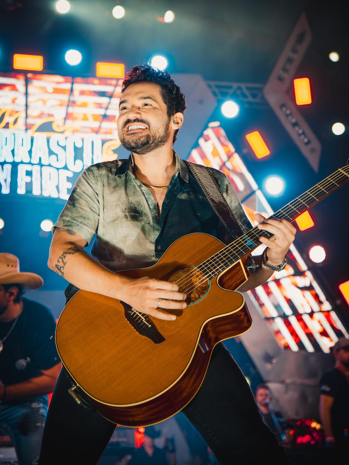 Sorocaba, que faz dupla com Fernando, surpreende o público ao cantar dentro de um balão no Churrasco On Fire