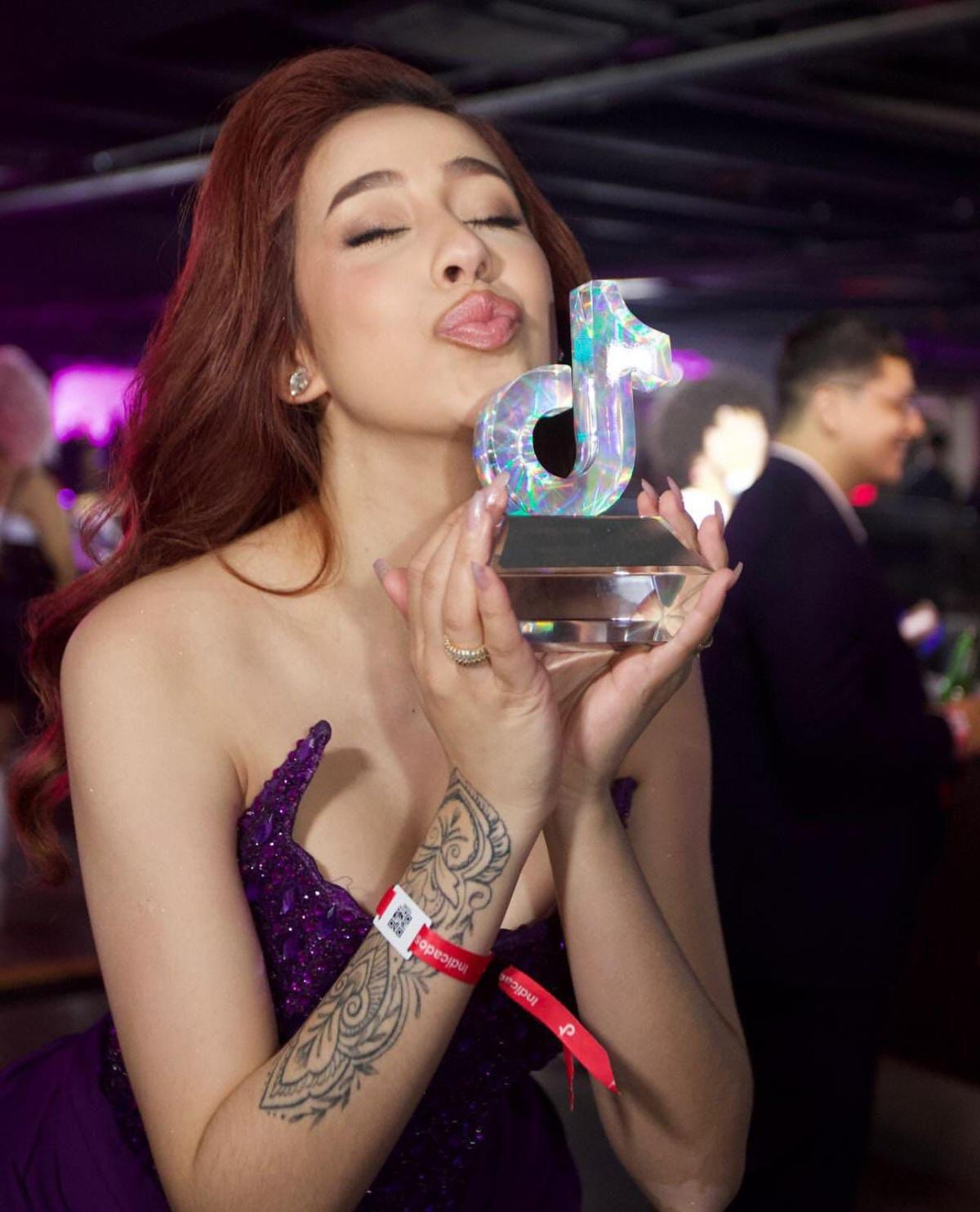 Camila Pudim vence categoria “Vídeo do Ano” no TikTok Awards com o “Asoka Makeup”, video brasileiro mais visto da plataforma Camila Pudim vence categoria “Vídeo do Ano” no TikTok Awards com o “Asoka Makeup”, video brasileiro mais visto da plataforma