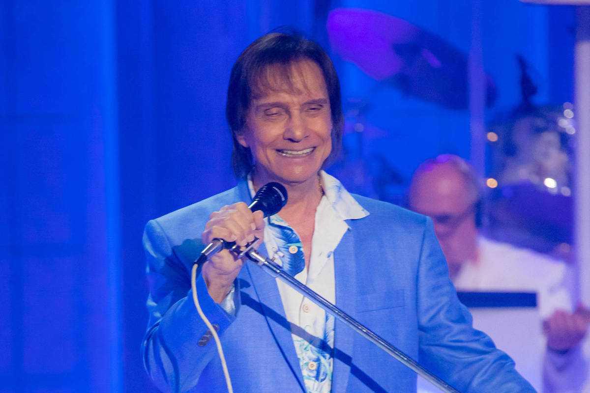 Roberto Carlos perde a paciência com aglomeração e ameaça interromper seu show Roberto Carlos perde a paciência com aglomeração e ameaça interromper seu show