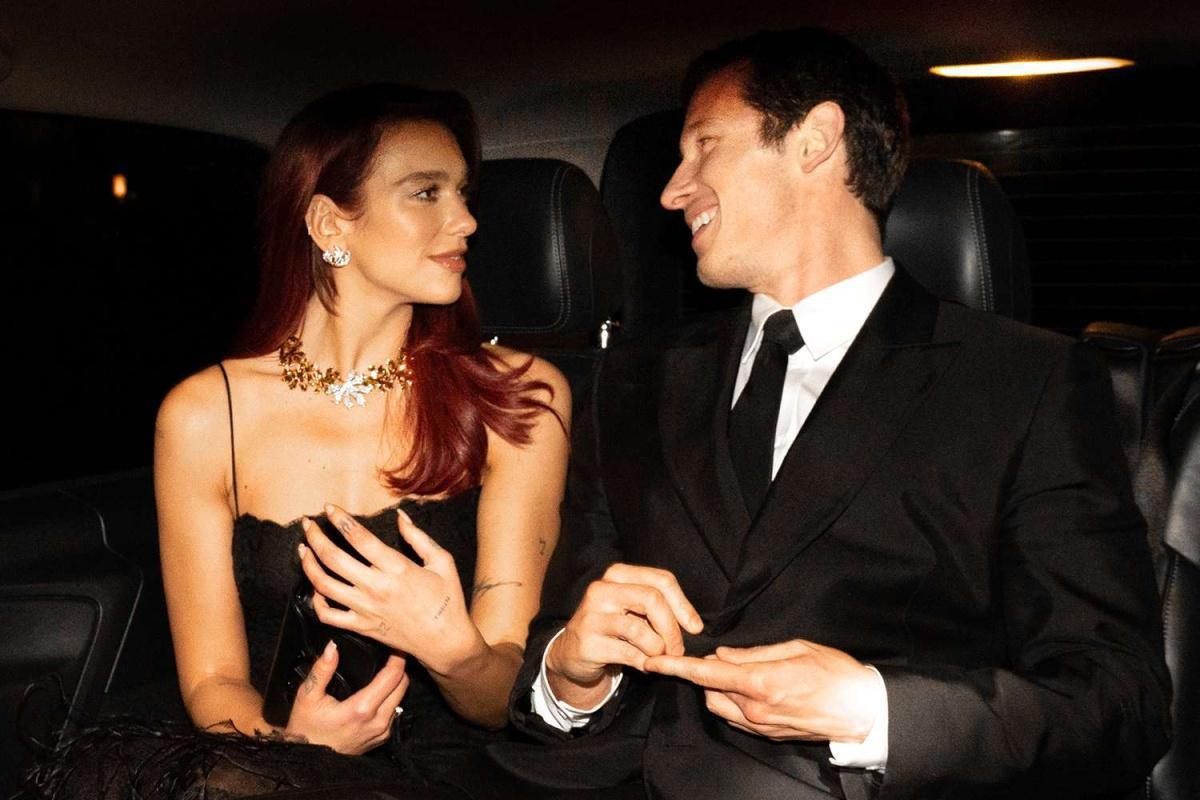 Dua Lipa está noiva de Callum Turner Dua Lipa está noiva de Callum Turner