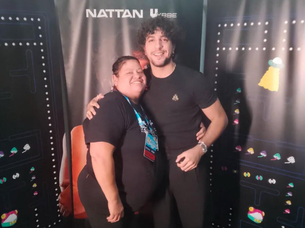 Em gesto surpreendente, Nattan presenteia funcionária com R$ 100 mil em show Em gesto surpreendente, Nattan presenteia funcionária com R$ 100 mil em show