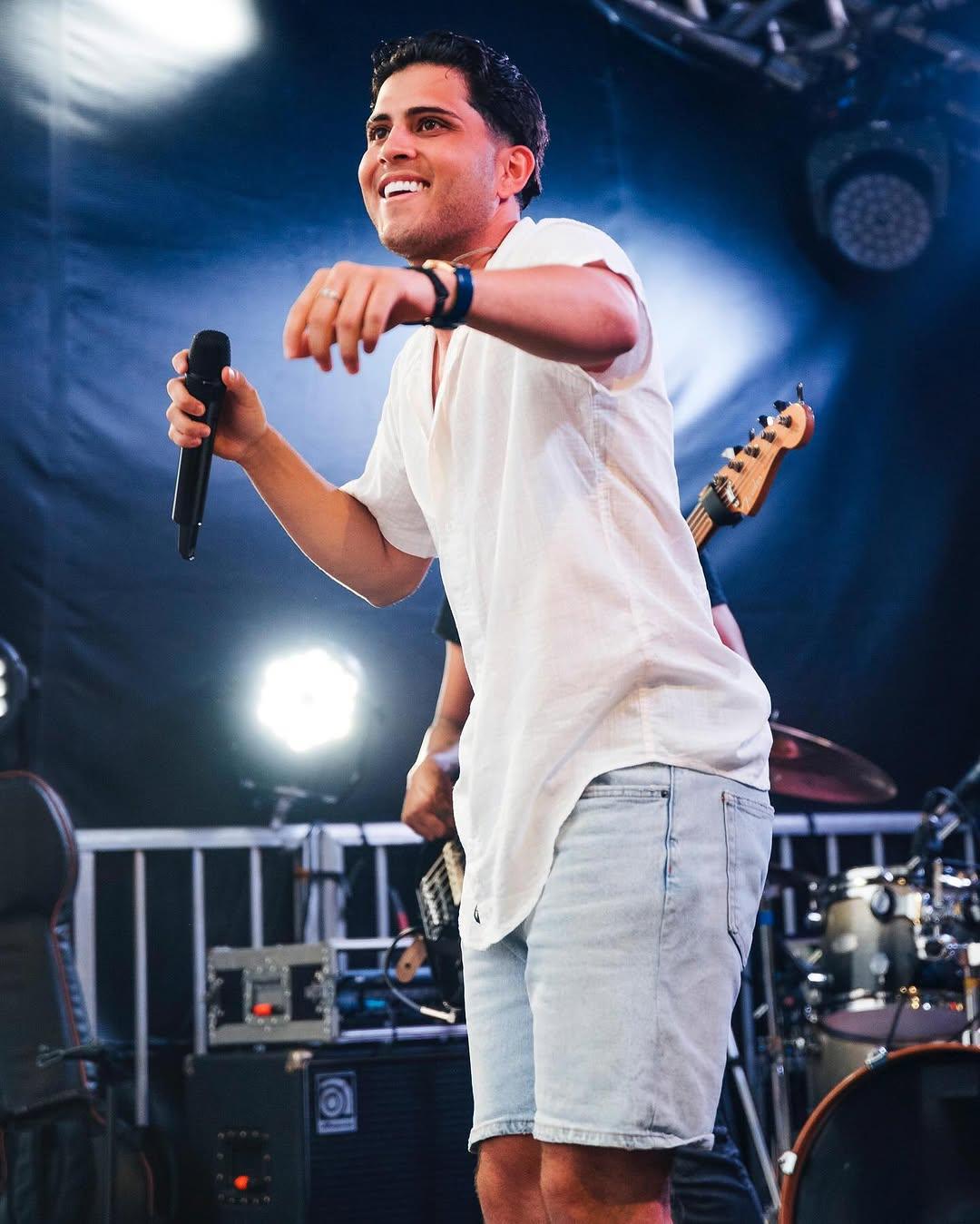 Rafael Garcez agita e emociona público em navio da Ana Castela Rafael Garcez agita e emociona público em navio da Ana Castela