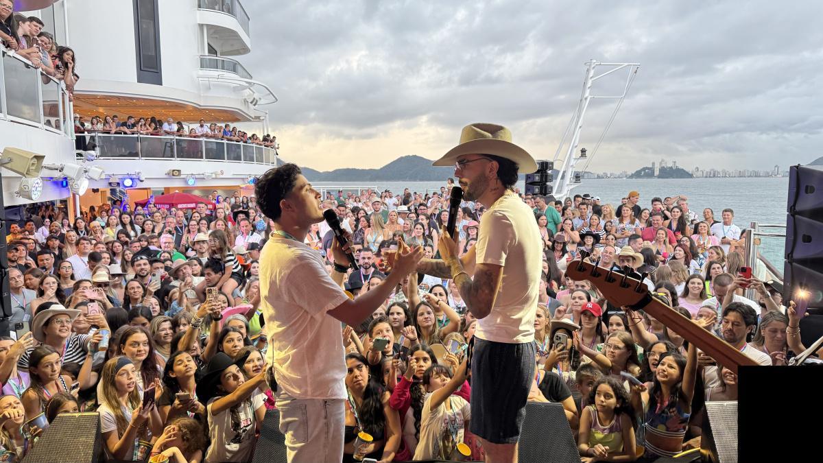 Rafael Garcez agita e emociona público em navio da Ana Castela 