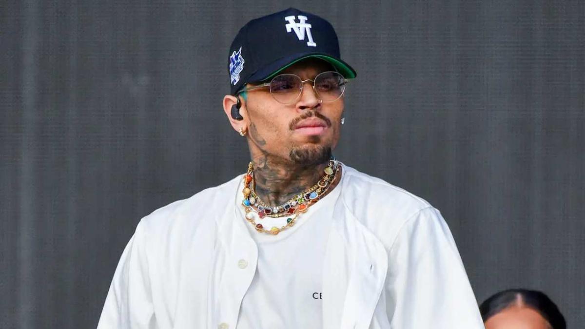Chris Brown acusa Warner Bros de calúnia e pede R$ 2,9 bilhões em indenização Chris Brown acusa Warner Bros de calúnia e pede R$ 2,9 bilhões em indenização