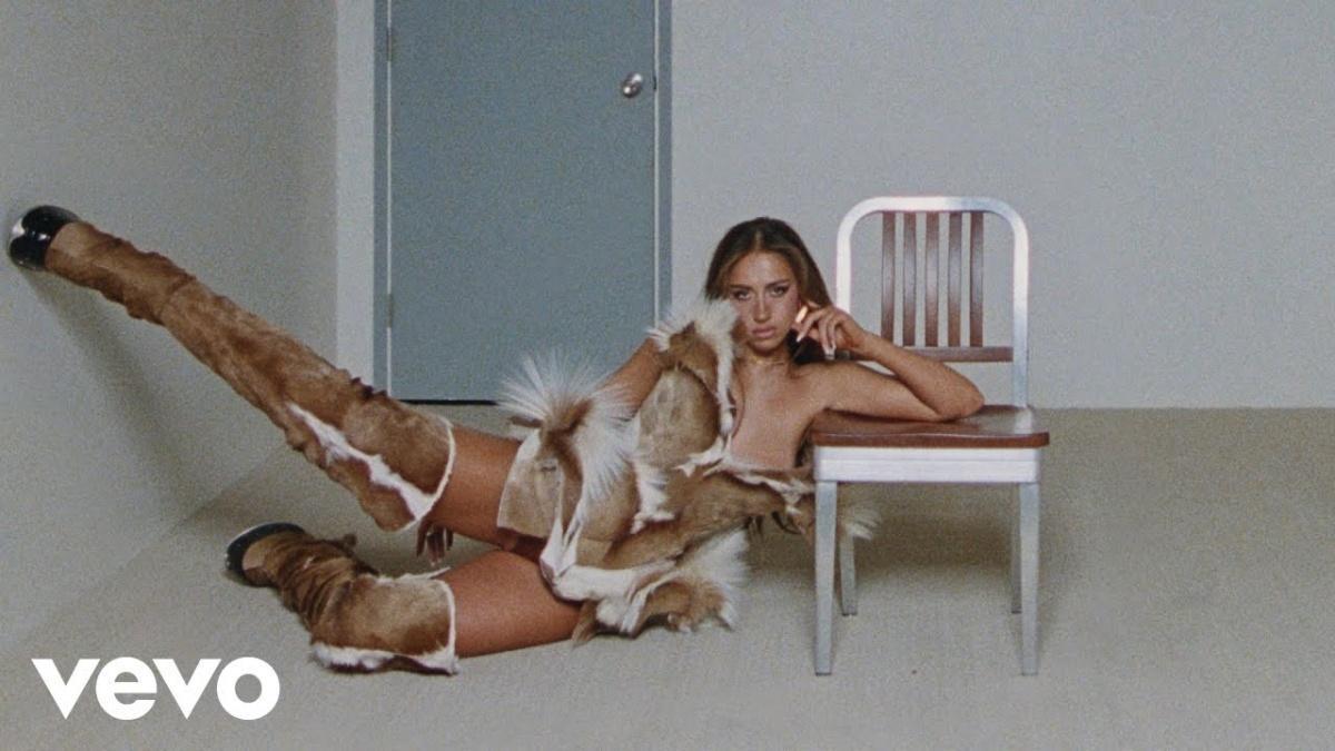 Sports car - Tate McRae - Música, Letra e Tradução Sports car - Tate McRae - Música, Letra e Tradução