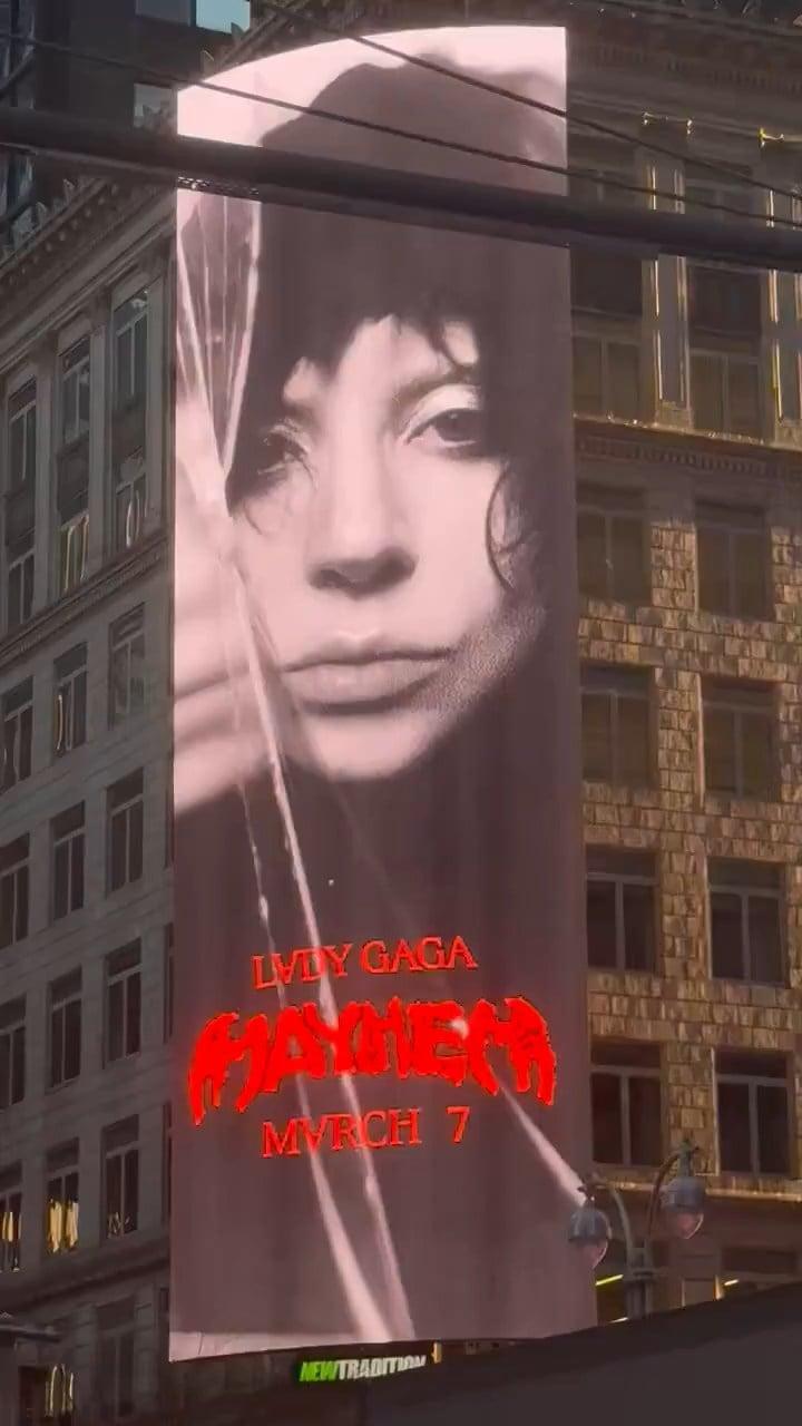 Lady Gaga faz surpresa e revela título do novo álbum em outdoor no icônico Times Square