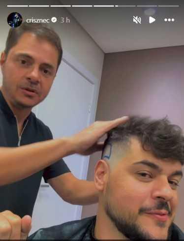 Cristiano, parceiro de Zé Neto, enfrenta o medo e faz implante de barba Cristiano, parceiro de Zé Neto, enfrenta o medo e faz implante de barba