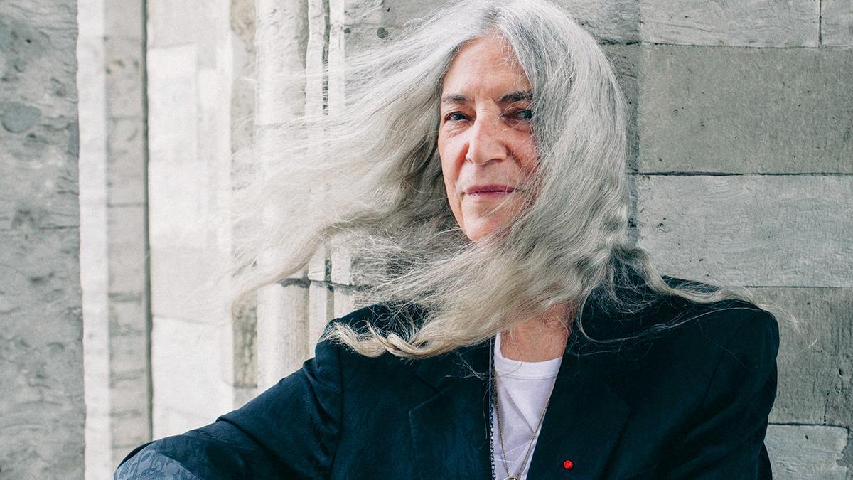 Após desmaiar em apresentação, Patti Smith se pronuncia e acalma fãs