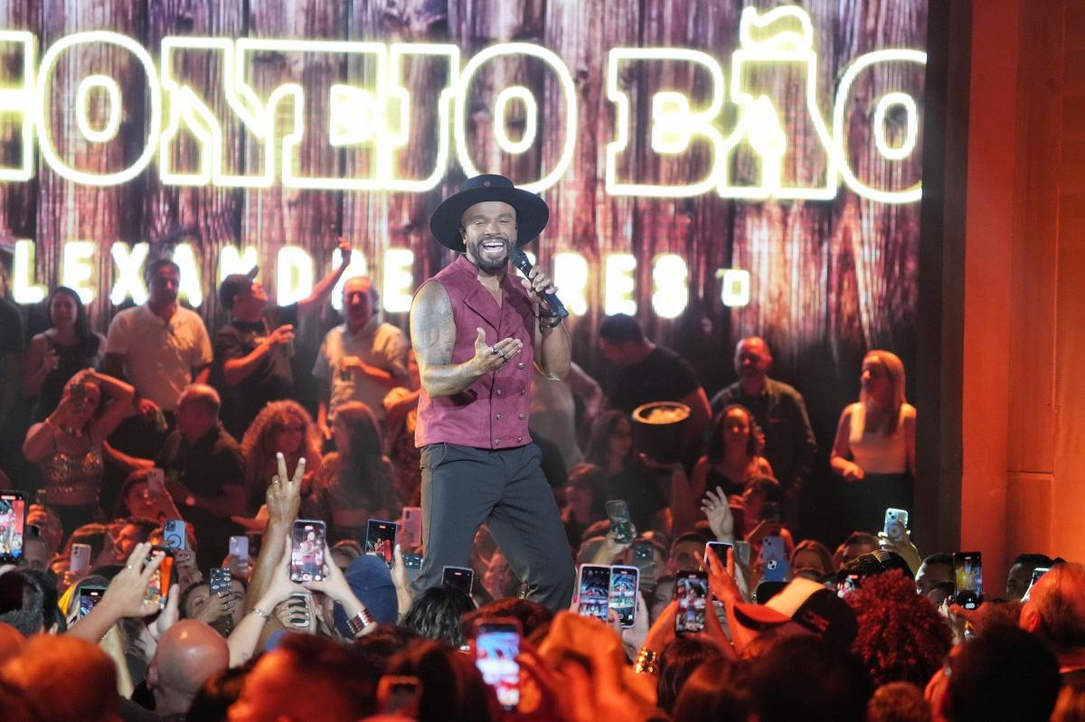 Em noite emocionante, Alexandre Pires homenageia a música sertaneja com "Pagonejo Bão", em Goiânia Em noite emocionante, Alexandre Pires homenageia a música sertaneja com "Pagonejo Bão", em Goiânia