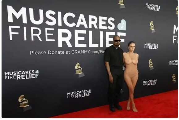 Grammy 2025: Kanye West e Bianca Censori surpreendem com look polêmico no tapete vermelho