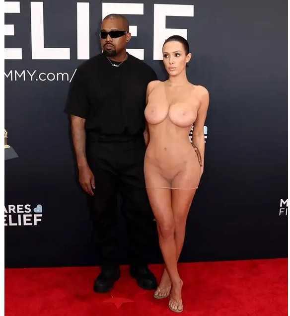 Grammy 2025: Kanye West e Bianca Censori surpreendem com look polêmico no tapete vermelho