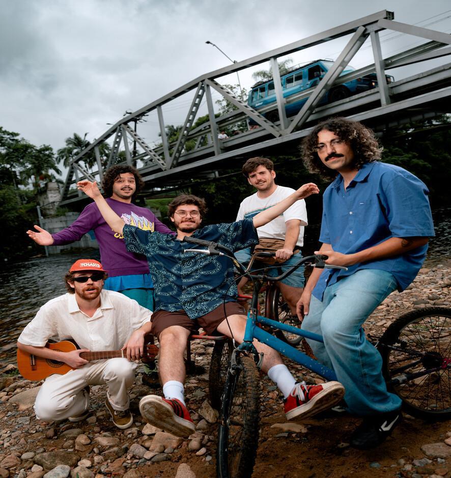 Jovem Dionisio lança canção inédita 'BIKE', acompanhada de clipe em parceria com a produtora Bolovo
