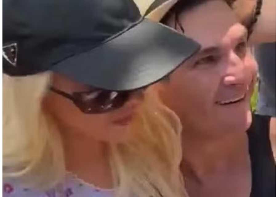 Christina Aguilera é vítima de beijo não autorizado em público e fãs expressam indignação