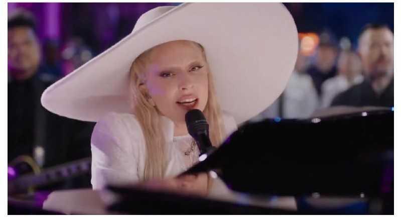 Lady Gaga brilha na abertura do Super Bowl LIX com performance de “Hold My Hand