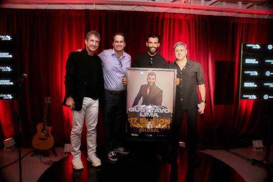 Em Miami, Gusttavo Lima recebe premiação global da Sony Music e anuncia parceria para novas estratégias com Dody Sirena Em Miami, Gusttavo Lima recebe premiação global da Sony Music e anuncia parceria para novas estratégias com Dody Sirena