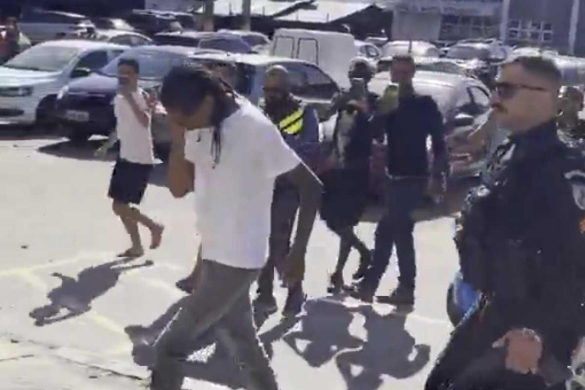 Oruam é preso ao tentar fugir de operação policial no Rio Oruam é preso ao tentar fugir de operação policial no Rio