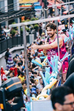 Gustavo Mioto agita Avenida Henrique Schaumann com sucesso estrondoso da segunda edição do Bloco "Solteiro Não Trai"