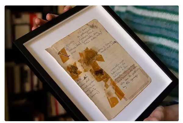 Relíquia inusitada: pedaço de torrada de George Harrison, guardado por décadas, é comprado por fã Relíquia inusitada: pedaço de torrada de George Harrison, guardado por décadas, é comprado por fã