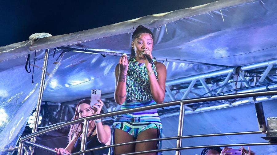 Ludmilla interrompe trio ao presenciar briga: “Sempre um macho causando!” Ludmilla interrompe trio ao presenciar briga: “Sempre um macho causando!”