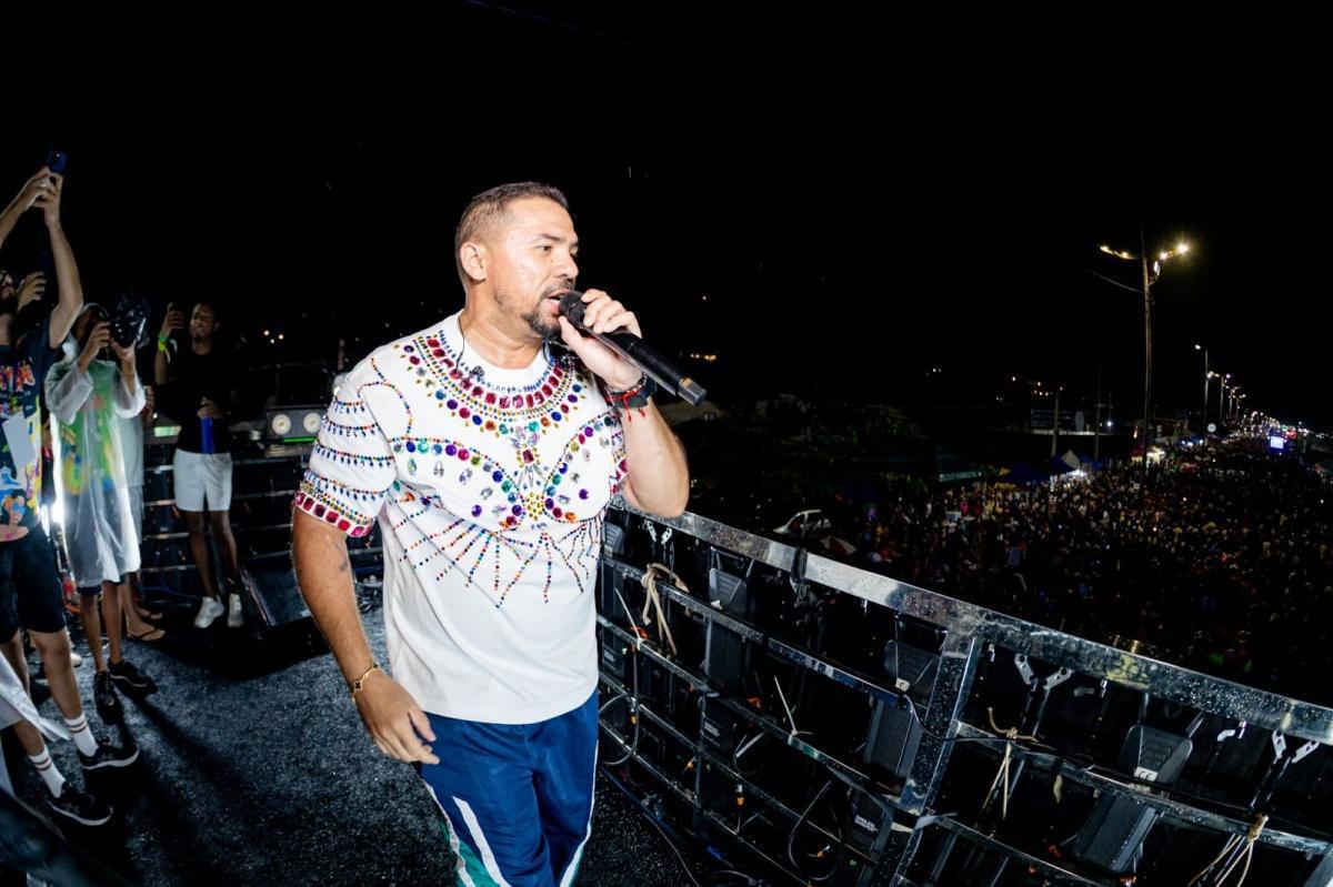 Xand Avião leva multidão ao delírio no Carnaval de São Luís e se joga na folia com banho de caminhão-pipa