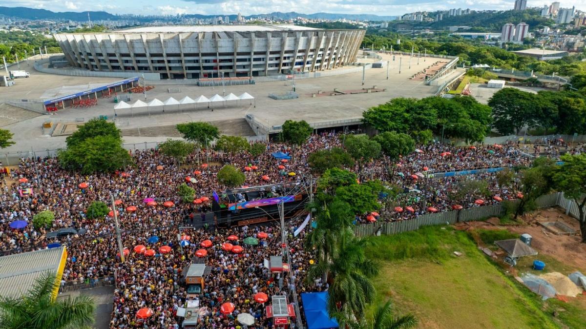 BEAGA NA FOLIA: Clayton & Romário agitam principal bloco de Carnaval de Belo Horizonte