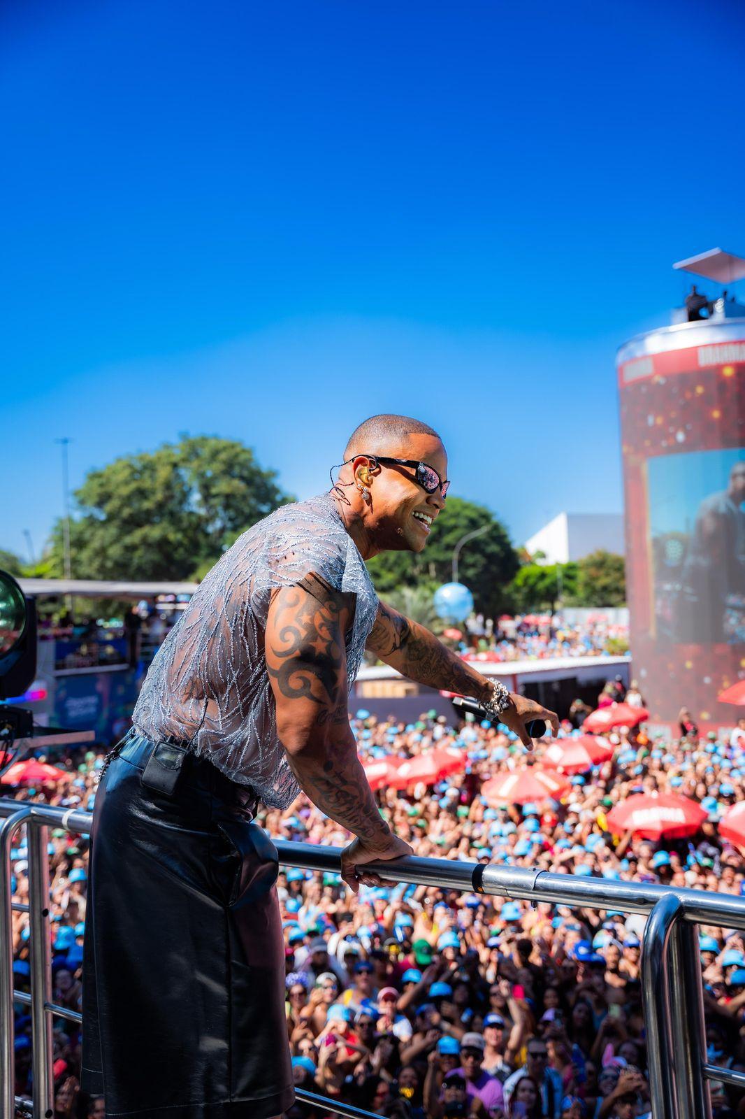 Leo Santana arrasta uma multidão de foliões no Ibirapuera