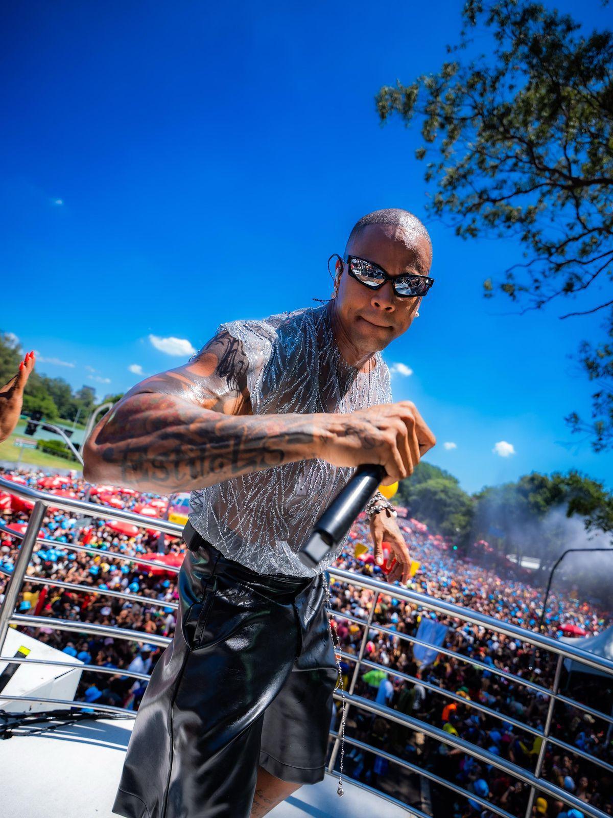 Leo Santana arrasta uma multidão de foliões no Ibirapuera