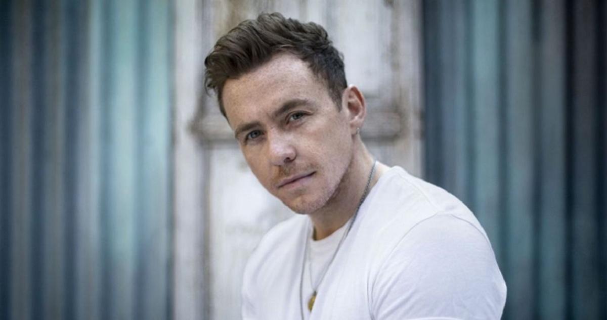 Danny Jones quebra o silêncio após ser flagrado supostamente traindo a esposa