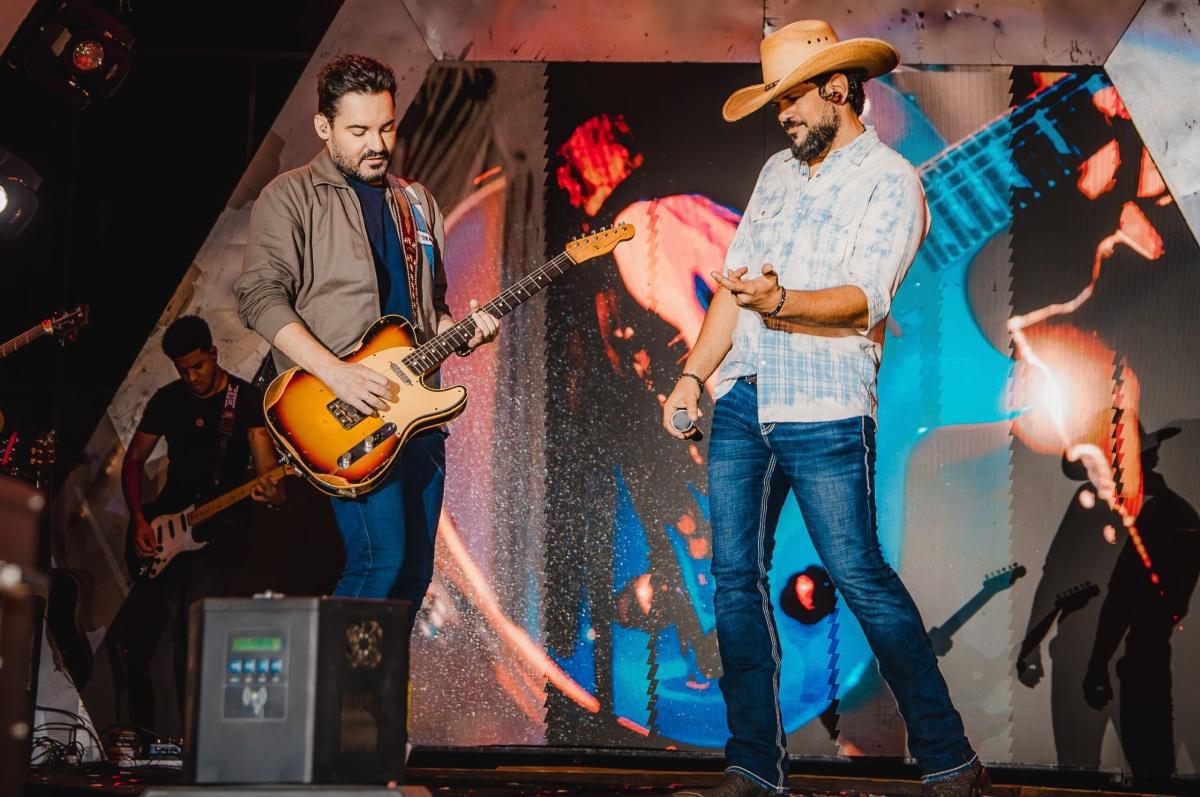 Temporal em SP obriga Fernando & Sorocaba a interromper show e orientar público Temporal em SP obriga Fernando & Sorocaba a interromper show e orientar público